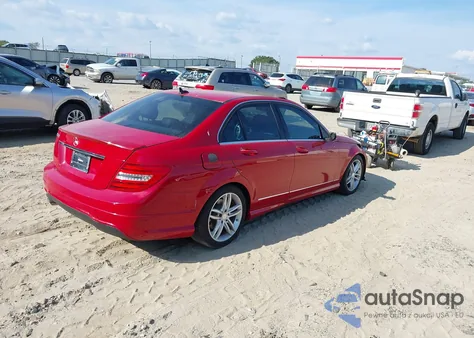 2013 Mercedes-Benz C 250 Sport z USA, uszkodzony, nr VIN WDDGF4HB5DR272495